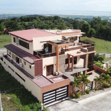 Modern House with Unobstructed View of City Skyline and Lake in Havila Antipolo